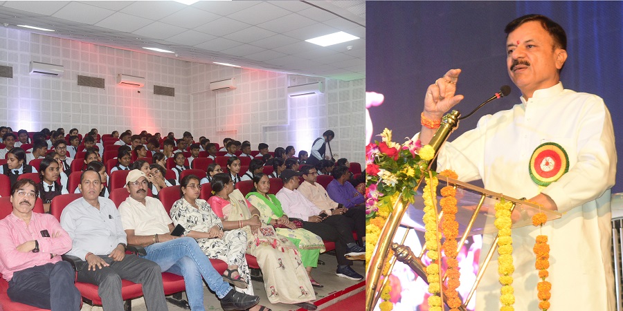 छात्रसंघ के शपथ समारोह को संबोधित करते हुए मंत्री उदय प्रताप सिंह छात्रसंघ के शपथ समारोह को संबोधित करते हुए मंत्री उदय प्रताप सिंह