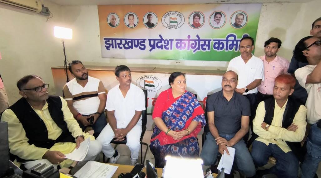जनता दरबार में लोगों की समस्याएं सुनती मंत्री जनता दरबार में लोगों की समस्याएं सुनती मंत्री