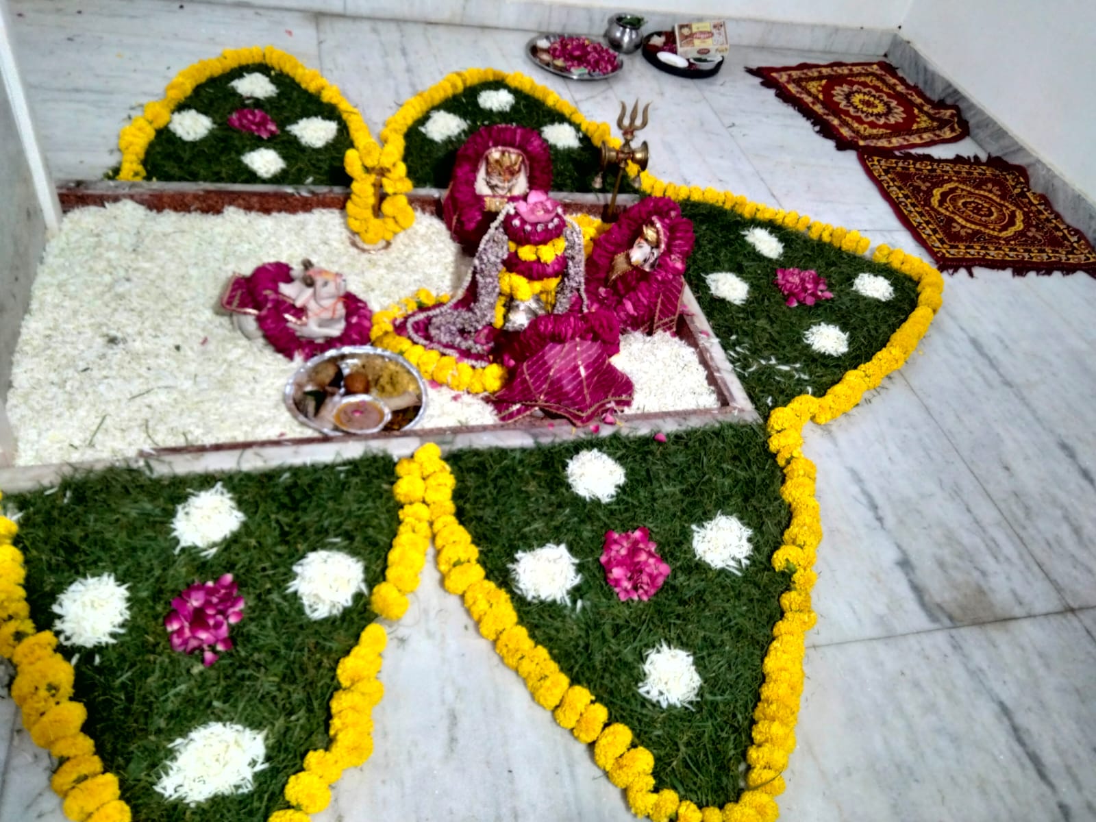 सावन का तीसरा सोमवार: शिवालयों में लगी भक्तों की कतार सावन का तीसरा सोमवार: शिवालयों में लगी भक्तों की कतार