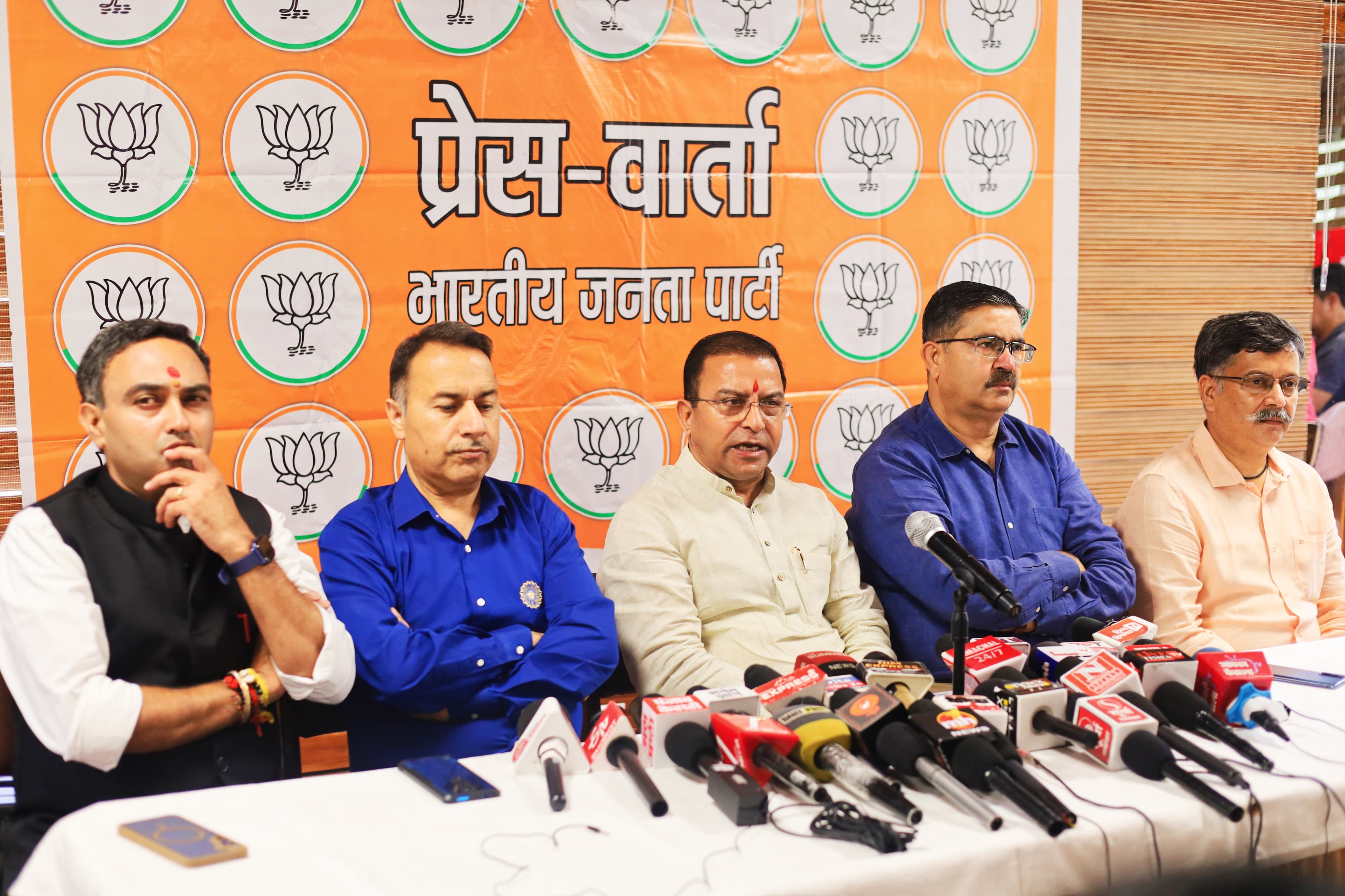 पत्रकार वार्ता को सम्बोधित करते हुए भाजपा नेता त्रिलोक कपूर। पत्रकार वार्ता को सम्बोधित करते हुए भाजपा नेता त्रिलोक कपूर।