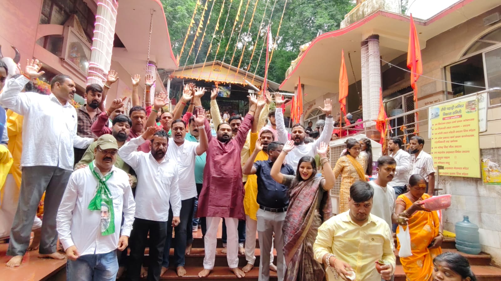 पहाड़ी मंदिर में विनोद पांडेय समेत अन्य