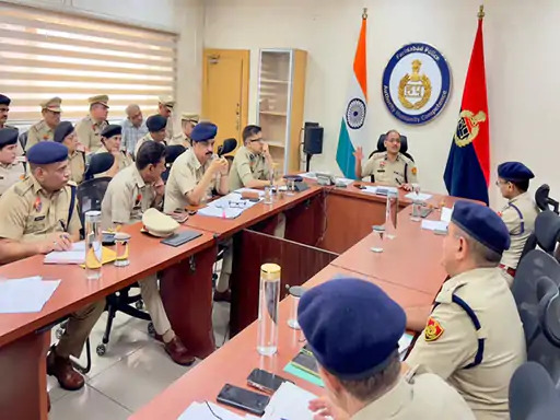 पुलिस कमीश्नर बैठक लेते हुए पुलिस कमीश्नर बैठक लेते हुए