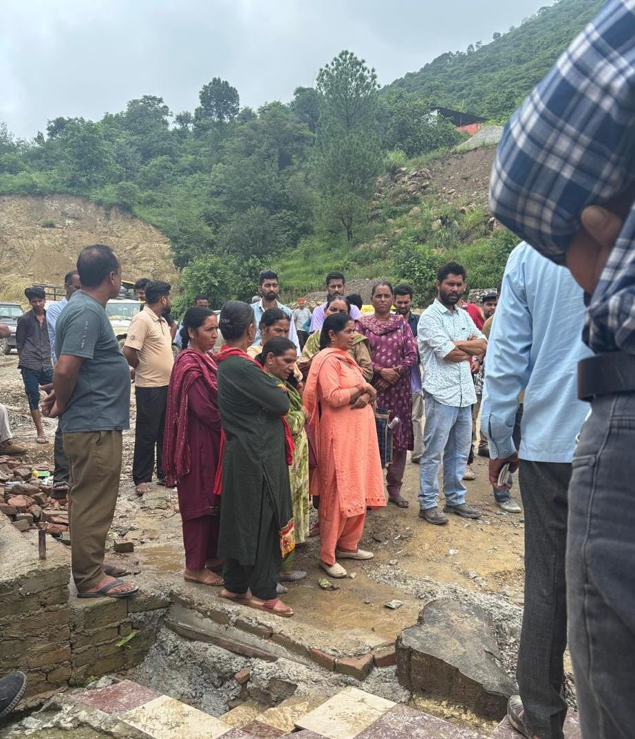 साहल में गाबर कंपनी के कार्यालय के बाहर धरना प्रदर्शन करते हुए। साहल में गाबर कंपनी के कार्यालय के बाहर धरना प्रदर्शन करते हुए।