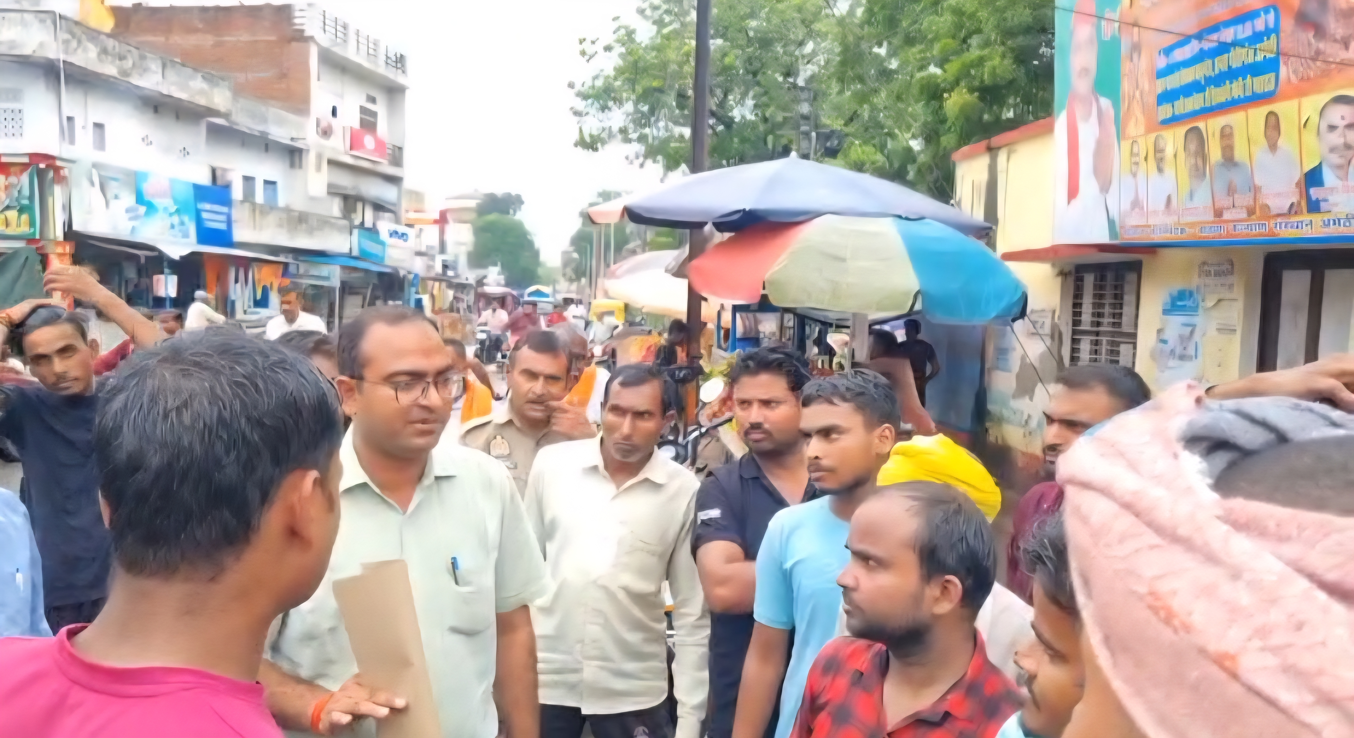 ग्रामीणों को समझाते अधिकारी ग्रामीणों को समझाते अधिकारी