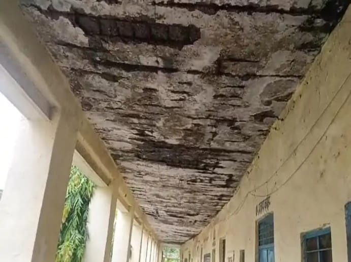 तीन कक्षों का प्लास्टर गिरा, बाल-बाल बचे 45 छात्र
