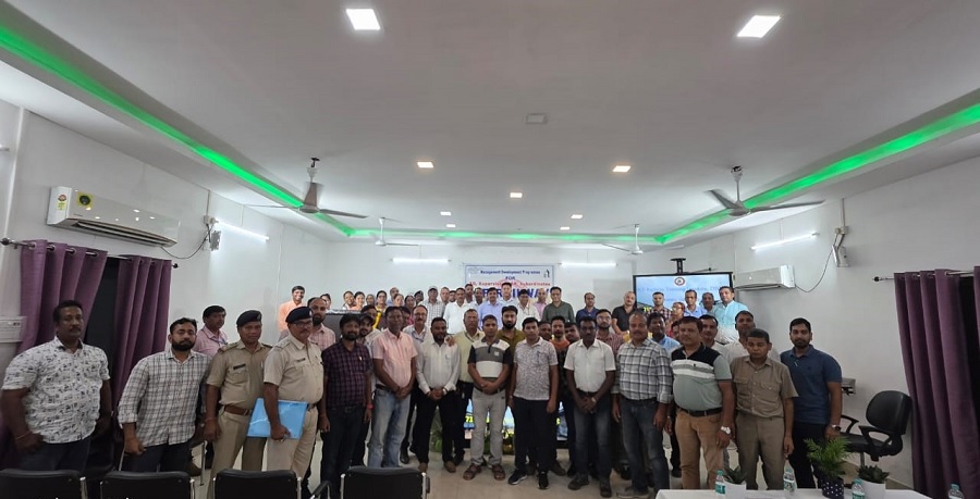 असमः पूसीरे के डिब्रूगढ़ कारखाना में वरिष्ठ पर्यवेक्षकों के लिए आयोजित 71वां प्रबंधन विकास कार्यक्रम समापन अवसर पर उपस्थित अतिथि एवं अन्य असमः पूसीरे के डिब्रूगढ़ कारखाना में वरिष्ठ पर्यवेक्षकों के लिए आयोजित 71वां प्रबंधन विकास कार्यक्रम समापन अवसर पर उपस्थित अतिथि एवं अन्य