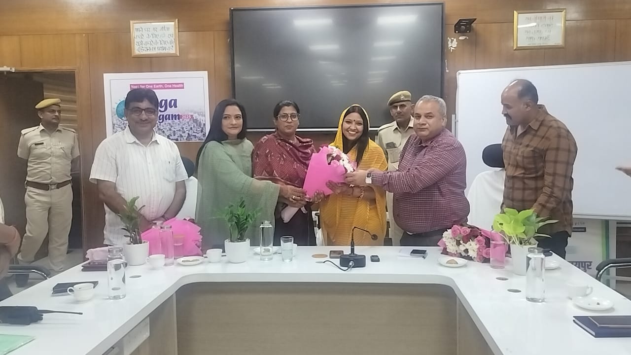 हरियालो राजस्थान में दो लाख पौधे लगाने पर महापौर कुसुम यादव ने किया निगम कर्मियों का सम्मान हरियालो राजस्थान में दो लाख पौधे लगाने पर महापौर कुसुम यादव ने किया निगम कर्मियों का सम्मान