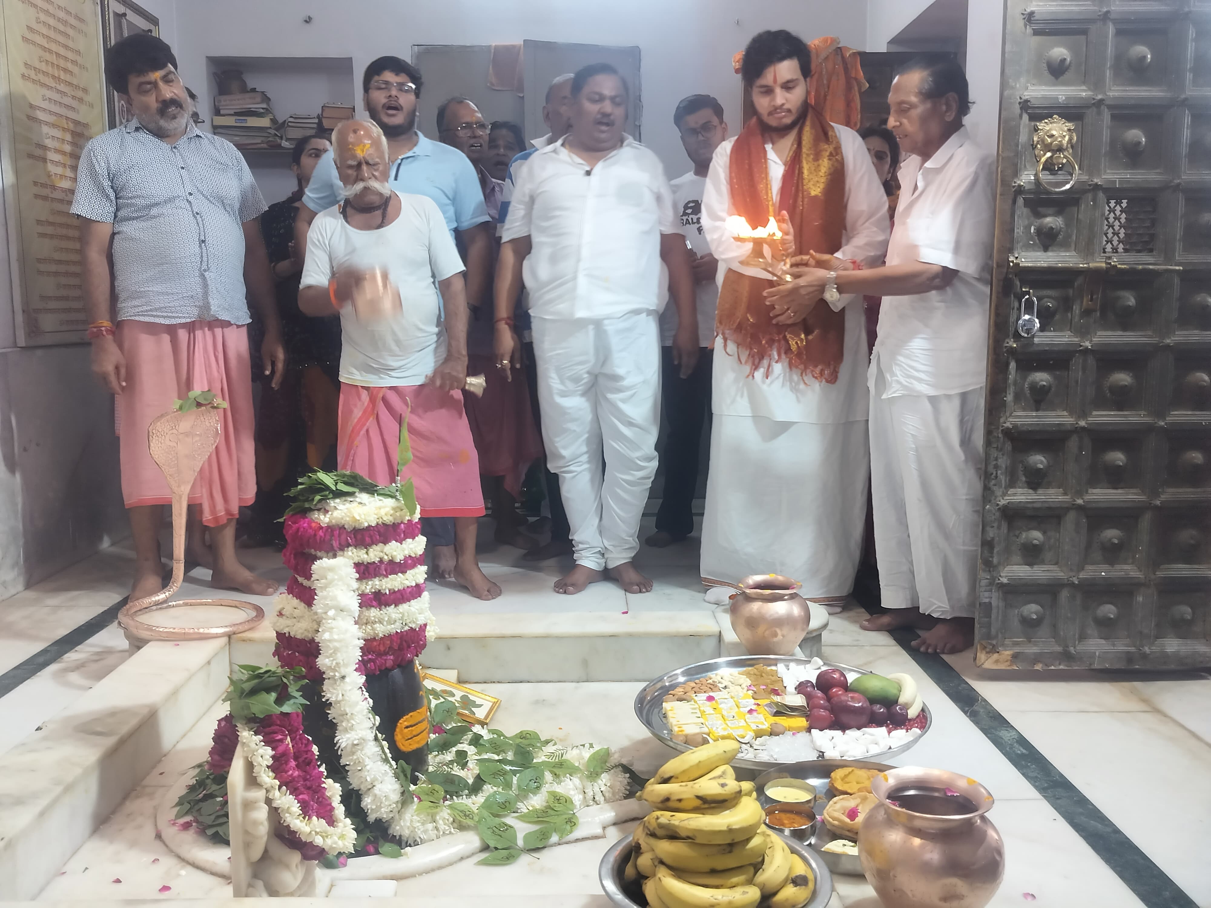 सावन का तीसरा सोमवार: शिवालयों में लगी भक्तों की कतार सावन का तीसरा सोमवार: शिवालयों में लगी भक्तों की कतार