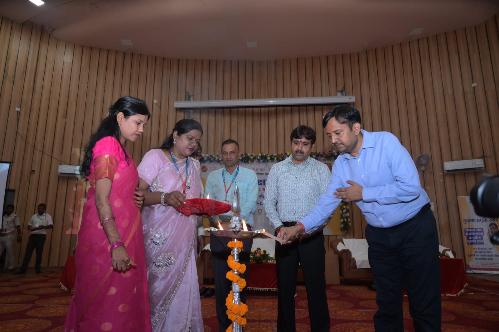 उद्घाटन करते अतिथि उद्घाटन करते अतिथि