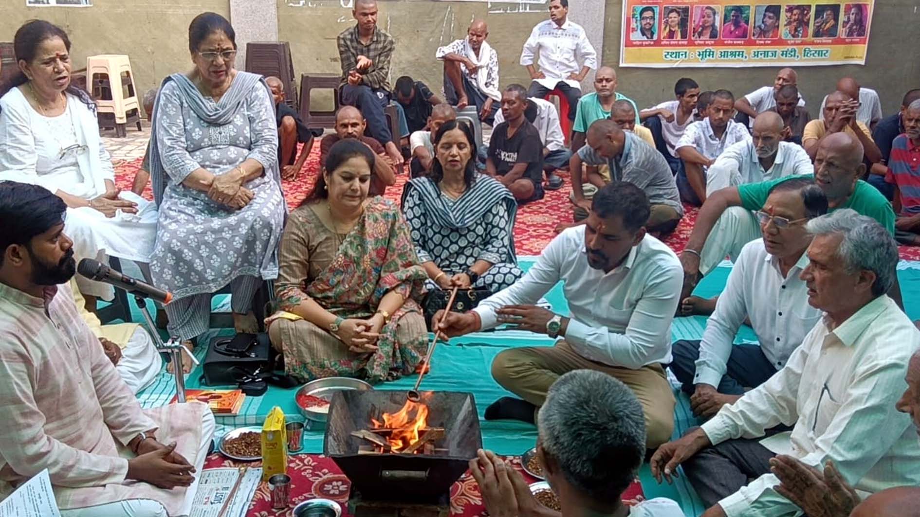 हवन में आहुति डालते गणमान्य व्यक्ति। हवन में आहुति डालते गणमान्य व्यक्ति।