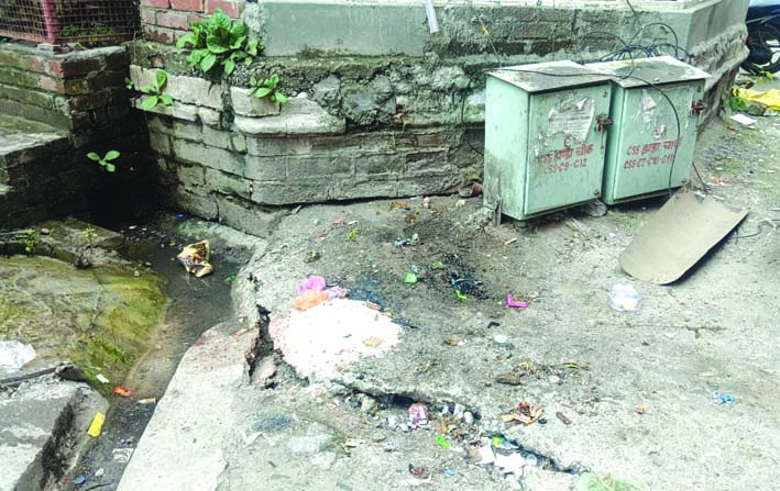 कुंए के पास हो रहा भू धसाव