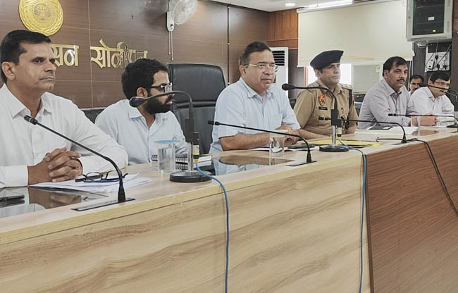सोनीपत: लघु सचिवालय स्थित कॉन्फ्रेंस हॉल में बैठक लेते हुए उपायुक्त सुशील सारवान सोनीपत: लघु सचिवालय स्थित कॉन्फ्रेंस हॉल में बैठक लेते हुए उपायुक्त सुशील सारवान