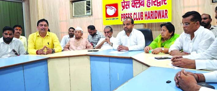 पत्रकारों से वार्ता करते हुए पत्रकारों से वार्ता करते हुए
