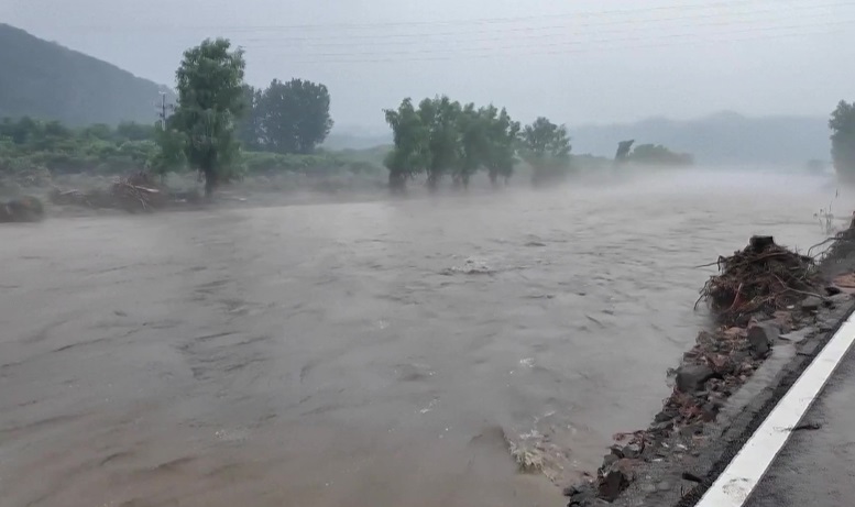 चीन में हो रही बरसात से नदियां उफान पर हैं। चीन में हो रही बरसात से नदियां उफान पर हैं।