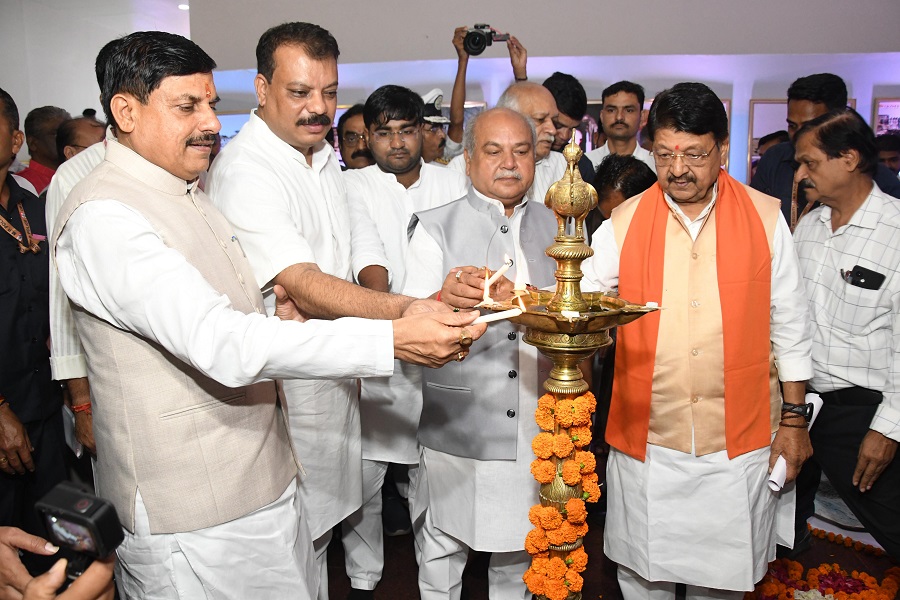 सदानीरा प्रदर्शनी का शुभारंभ करते हुए मुख्यमंत्री डॉ. मोहन यादव सदानीरा प्रदर्शनी का शुभारंभ करते हुए मुख्यमंत्री डॉ. मोहन यादव