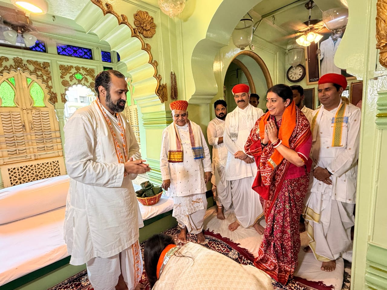 नाथद्वारा में स्मृति ईरानी व एकता कपूर ने किए श्रीनाथजी के दर्शन नाथद्वारा में स्मृति ईरानी व एकता कपूर ने किए श्रीनाथजी के दर्शन