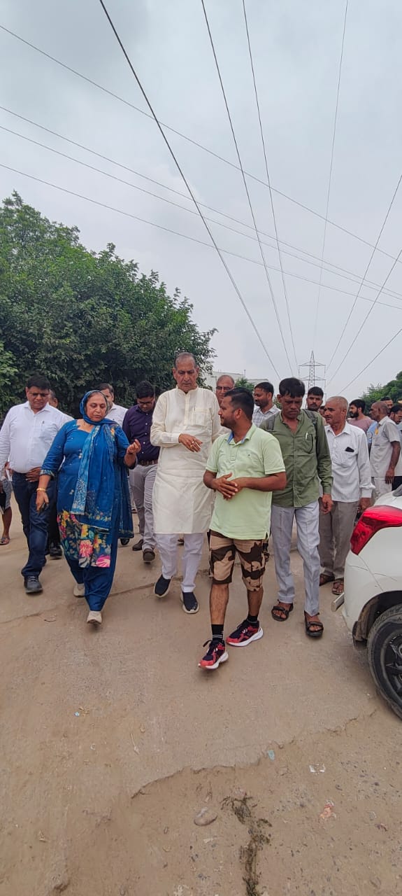 दिल्ली के उपमहापौर जय भगवान यादव निरीक्षण करते हुए दिल्ली के उपमहापौर जय भगवान यादव निरीक्षण करते हुए