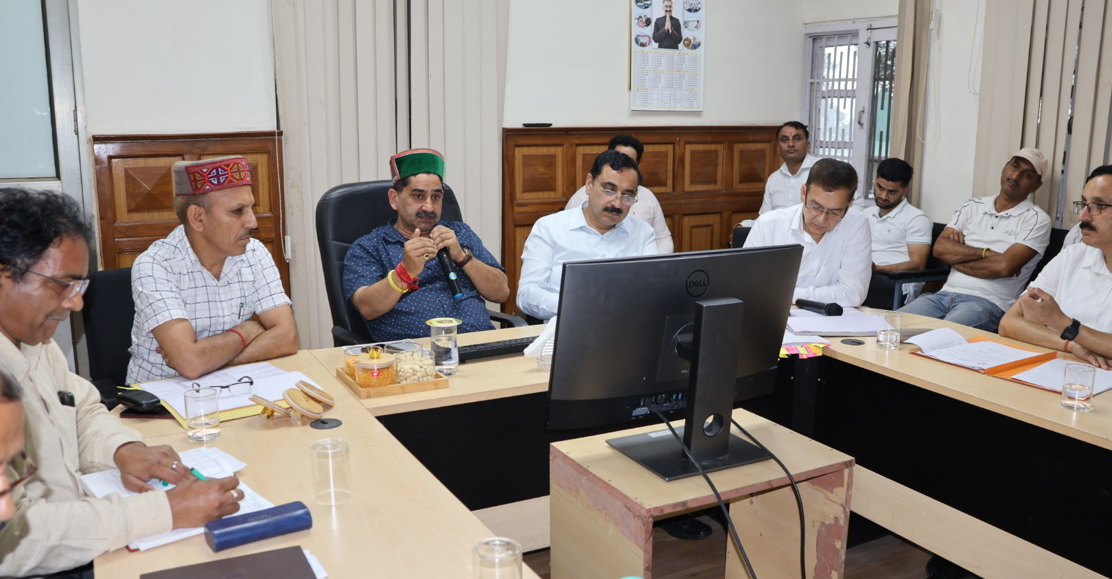 समीक्षा बैठक की अध्यक्षता करते हुए उपमुख्य सचेतक। समीक्षा बैठक की अध्यक्षता करते हुए उपमुख्य सचेतक।