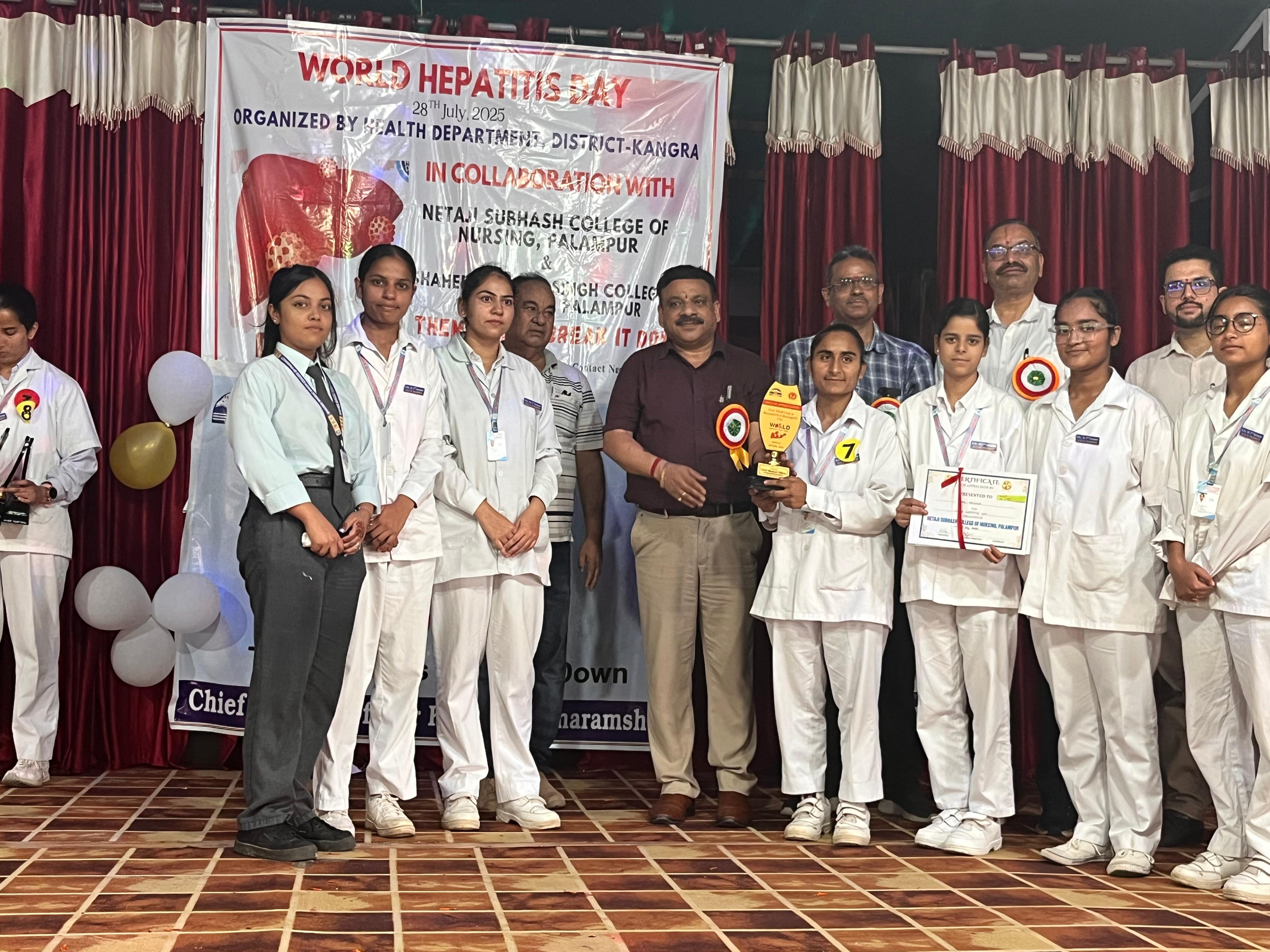 विश्व हेपेटाइटिस दिवस पर आयोजित कार्यक्रम के विजेताओं को सम्मानित करते हुए मुख्यातिथि। विश्व हेपेटाइटिस दिवस पर आयोजित कार्यक्रम के विजेताओं को सम्मानित करते हुए मुख्यातिथि।