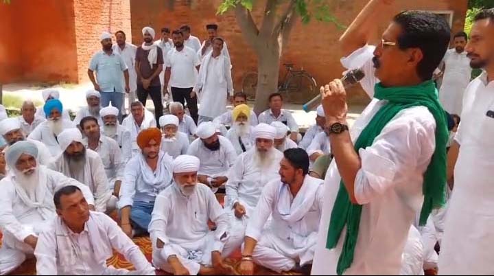 मांगों को लेकर धरना देते किसान। मांगों को लेकर धरना देते किसान।