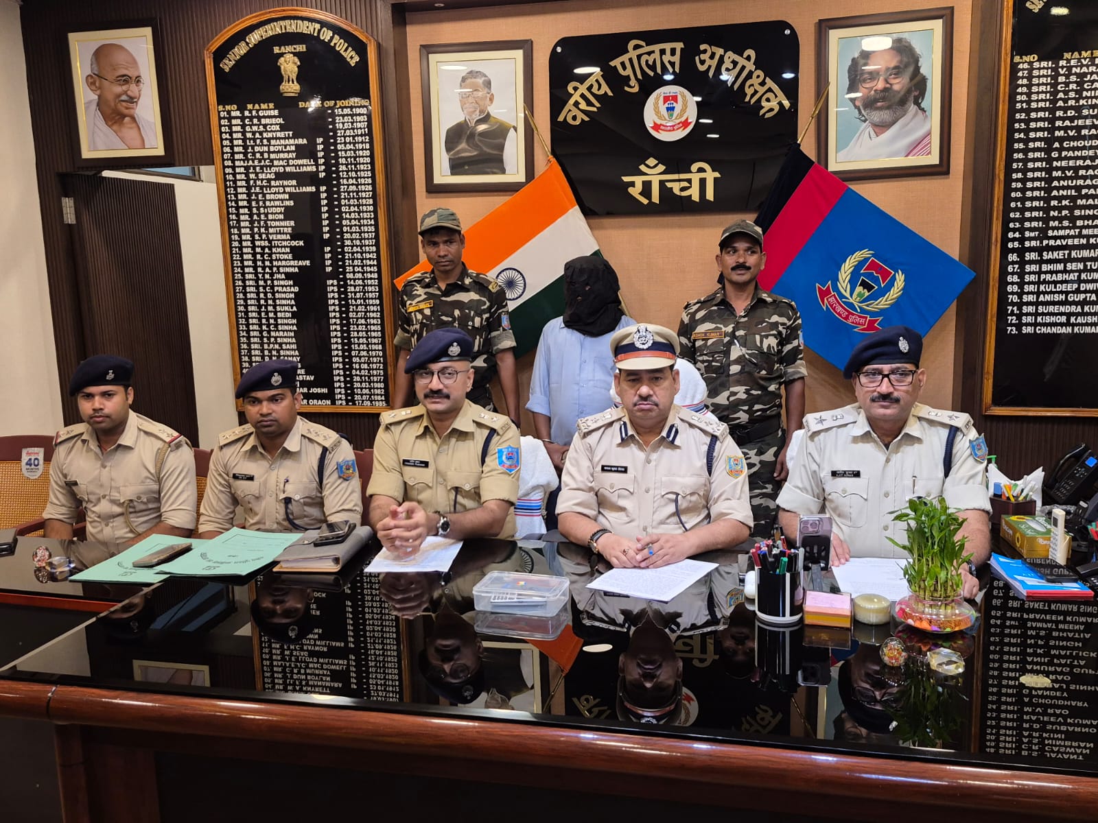 डीआईजी प्रेस वार्ता करते हुए