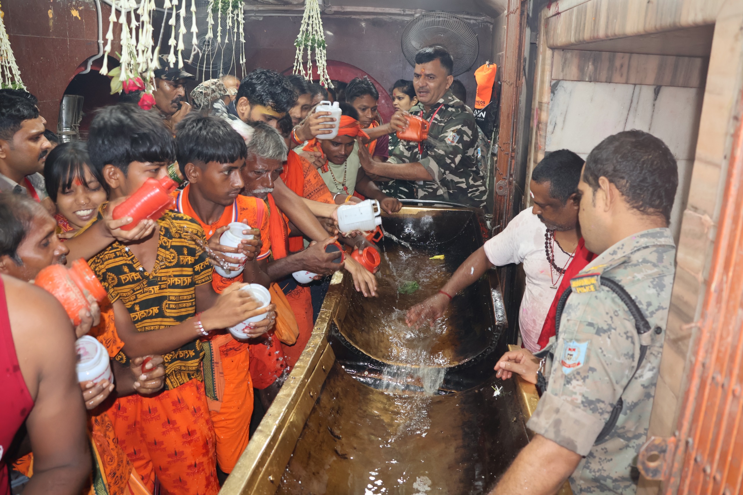 बाबा बासुकीनाथ को जलाभिषेक करते कावंडिया बाबा बासुकीनाथ को जलाभिषेक करते कावंडिया