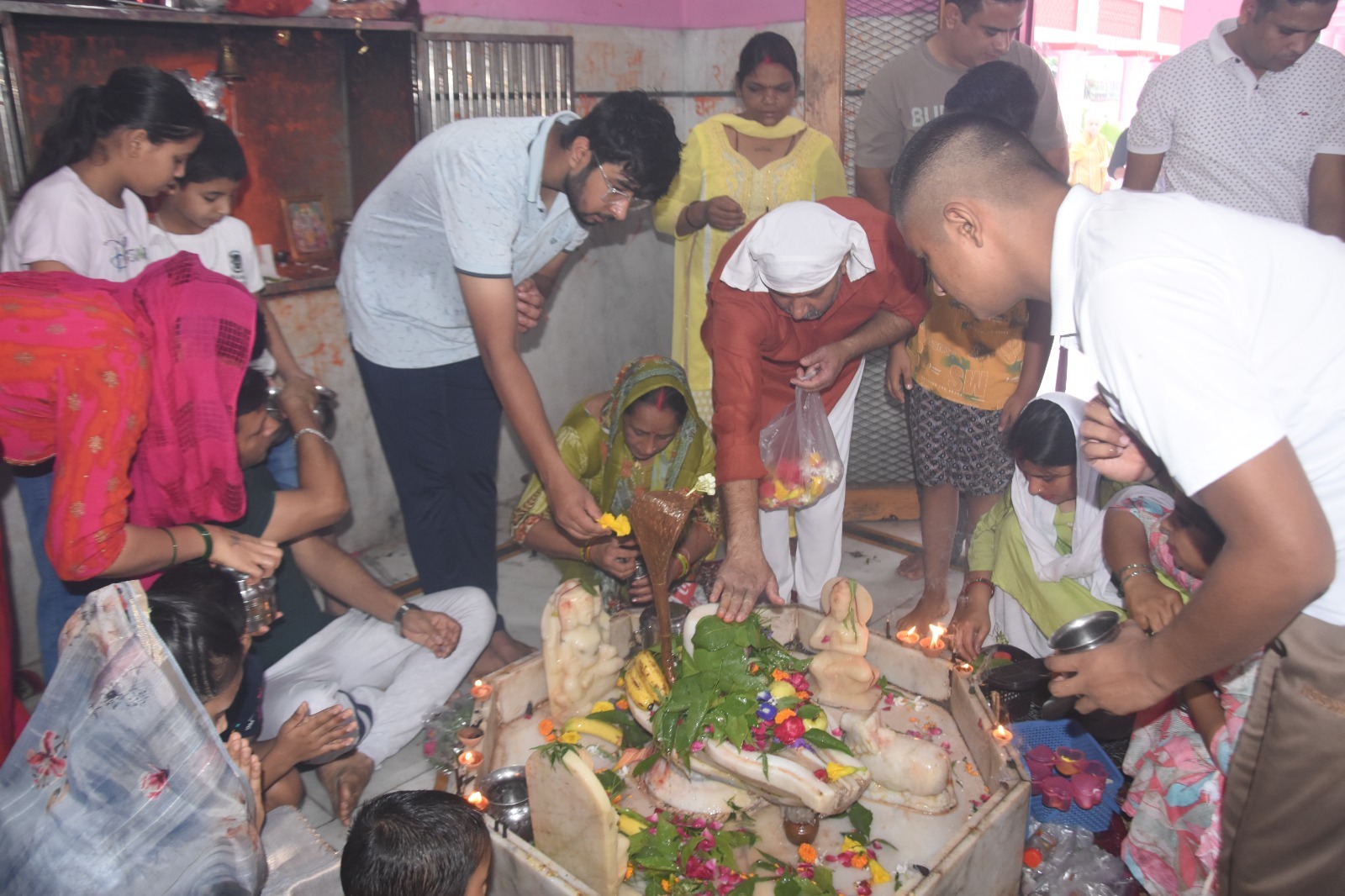 सावन मास के तृतीय सोमवार पर मंदिर में जलाभिषेक करतेश्रद्धालु। सावन मास के तृतीय सोमवार पर मंदिर में जलाभिषेक करतेश्रद्धालु।