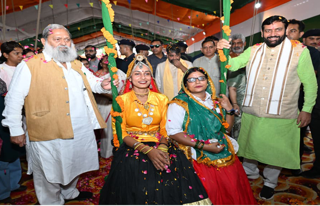 हरियाणा के मुख्यमंत्री नायब सैनी व परिवहन मंत्री अनिल विज अंबाला में युवतियों को झूला झुलाते हुए हरियाणा के मुख्यमंत्री नायब सैनी व परिवहन मंत्री अनिल विज अंबाला में युवतियों को झूला झुलाते हुए