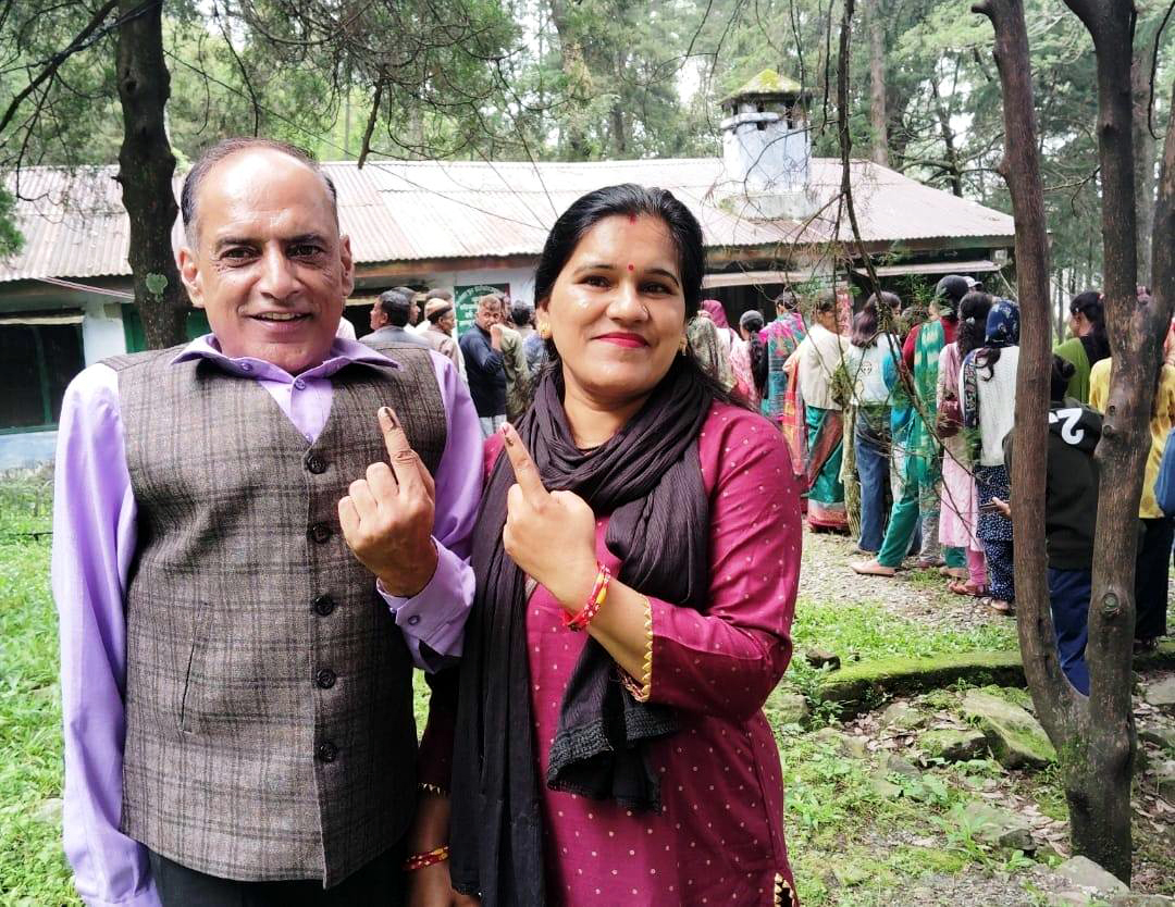 दिव्यांग कार्मिक भुवन ओली अपनी पत्नी के साथ मतदान के उपरांत।