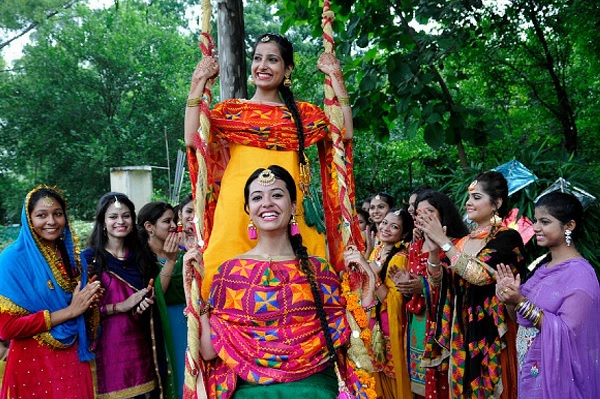 आधुनिकता की दौड़ में सावन के हिडोरे साथ लोकसंगीत भी विलुप्ति के कगार पर आधुनिकता की दौड़ में सावन के हिडोरे साथ लोकसंगीत भी विलुप्ति के कगार पर