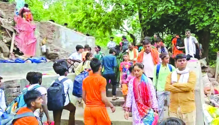 मनसा देवी मार्ग पर श्रद्धालुओं की भीड़