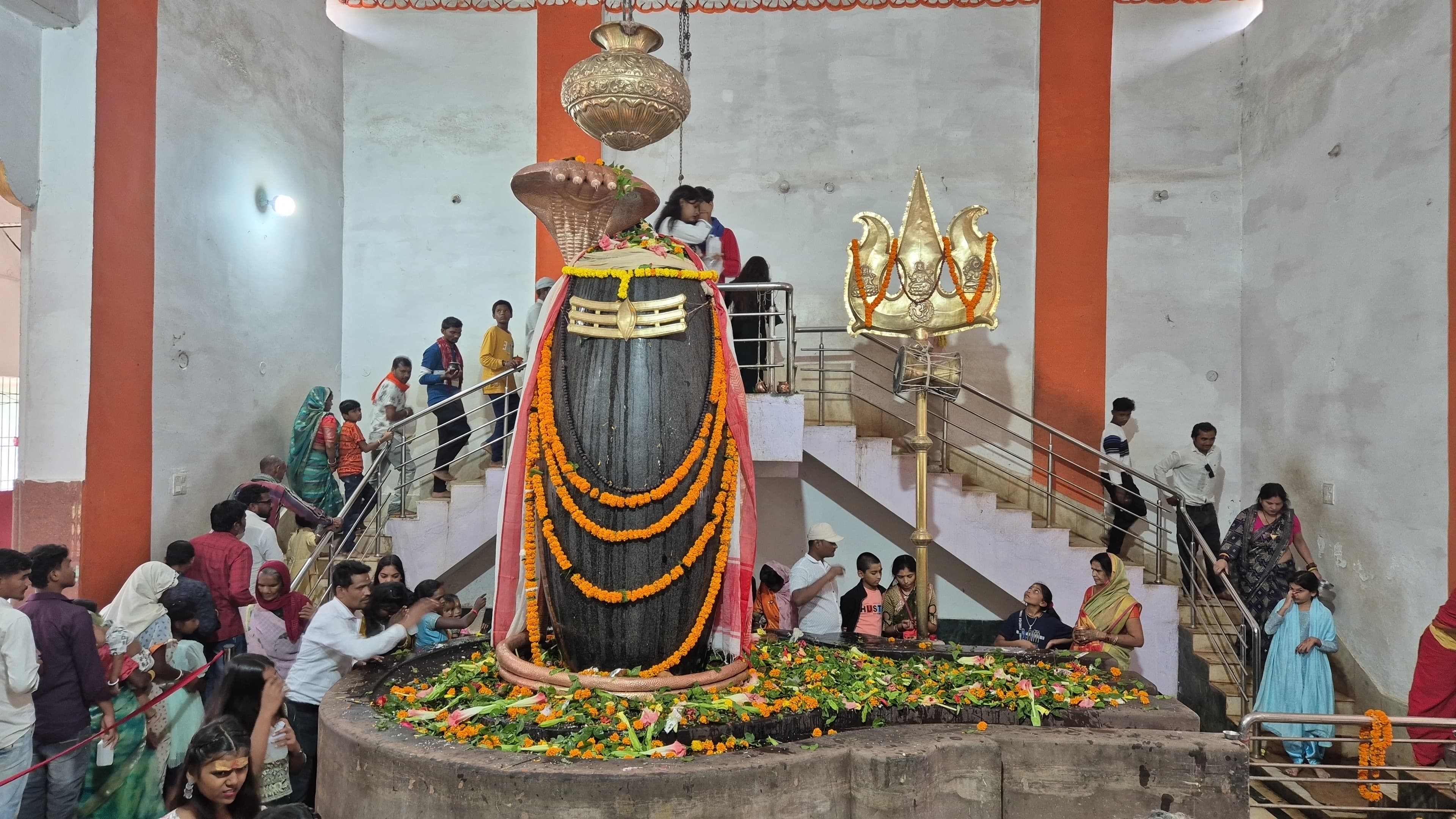 अमरेश्वर मंदिर में जल चढाते लाेग