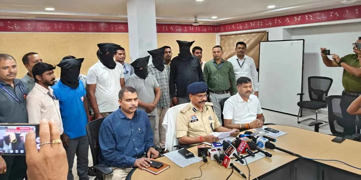 वरिष्ठ पुलिस अधीक्षक डॉ लाल उमेद सिंह की प्रेस वार्ता वरिष्ठ पुलिस अधीक्षक डॉ लाल उमेद सिंह की प्रेस वार्ता
