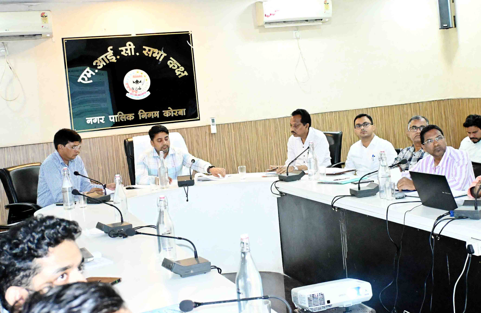 आयुक्त बैठक लेते हुए
