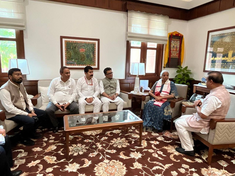 मुख्यमंत्री डॉ हिमंत बिस्व सरमा केंद्रीय वित्त मंत्री निर्मला सीतारमण से नई दिल्ली में सौजन्य मुलाकात करते हुए। मुख्यमंत्री डॉ हिमंत बिस्व सरमा केंद्रीय वित्त मंत्री निर्मला सीतारमण से नई दिल्ली में सौजन्य मुलाकात करते हुए।