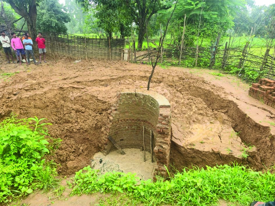 धनवार गांव  में कुंआ धंसा