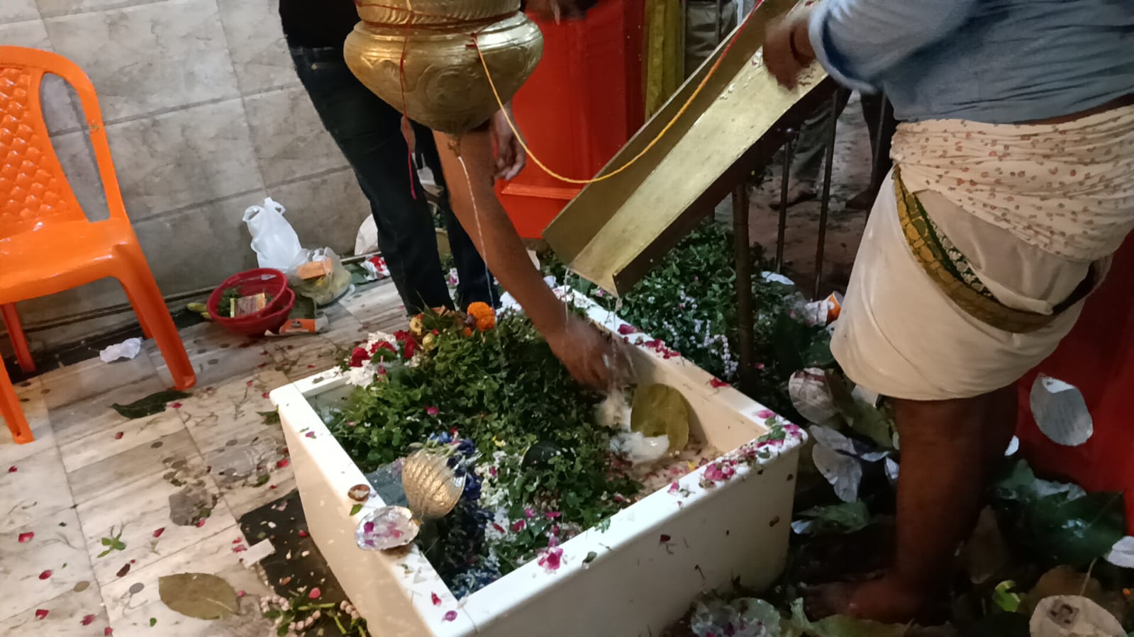 नागकूप पर कतारबद्ध श्रद्धालु नागकूप पर कतारबद्ध श्रद्धालु