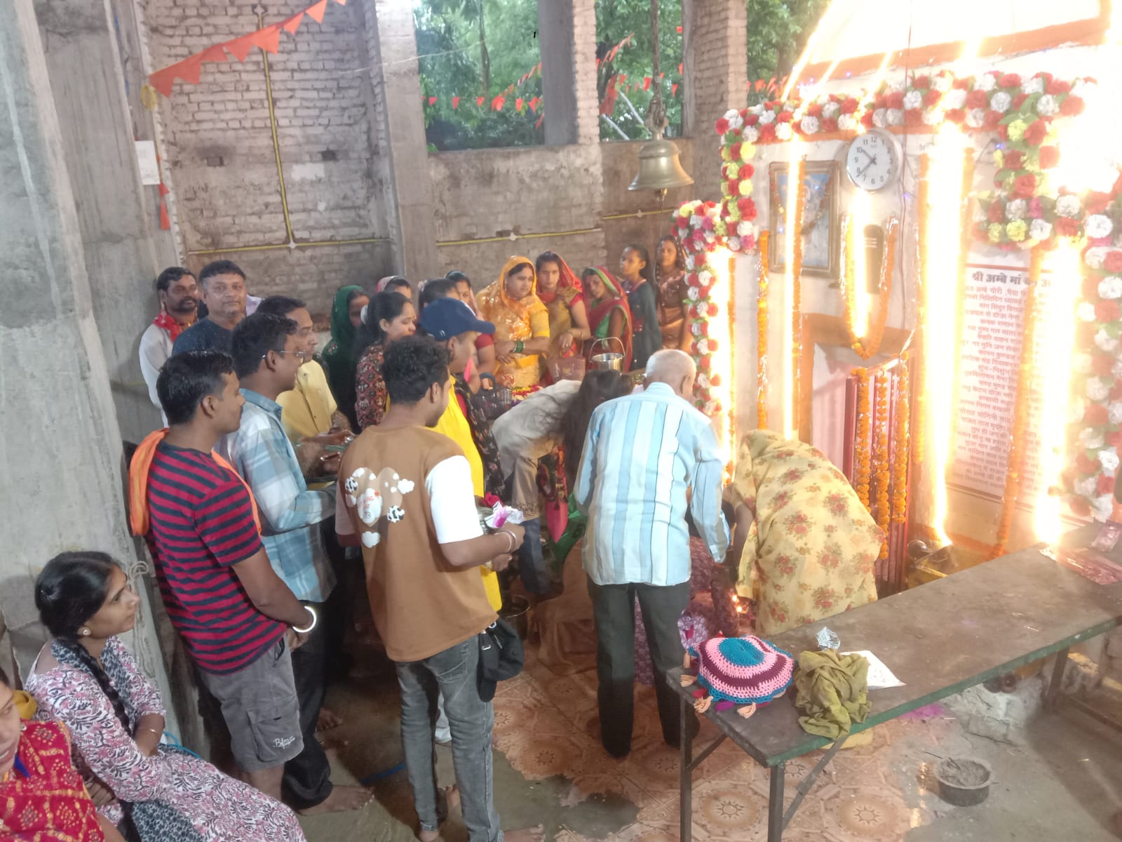 नागदेव मंदिर में दर्शन-पूजन के लिए लगी श्रध्दालुओं की कतार। नागदेव मंदिर में दर्शन-पूजन के लिए लगी श्रध्दालुओं की कतार।