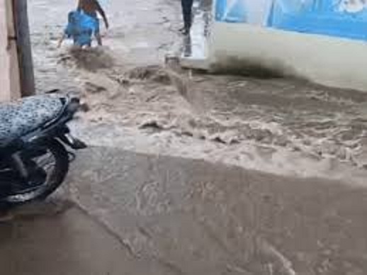 विदिशा में स्कूल वैन का इंतजार कर रहे दाे बच्चे बहे विदिशा में स्कूल वैन का इंतजार कर रहे दाे बच्चे बहे