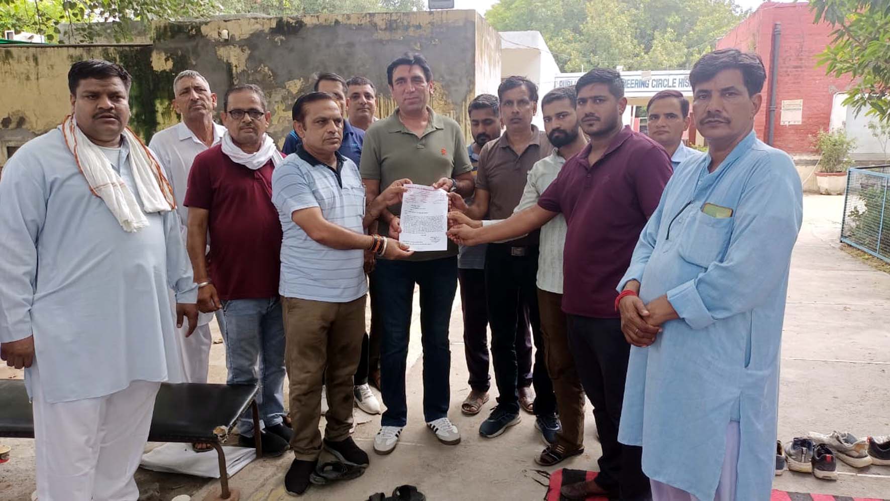 अधीक्षक अभियंता को ज्ञापन सौंपते यूनियन पदाधिकारी।
