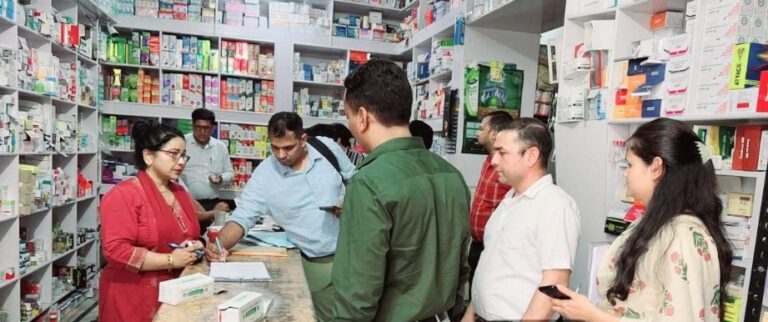 ड्रग्स विभाग की टीम निरीक्षण करती हुई ड्रग्स विभाग की टीम निरीक्षण करती हुई