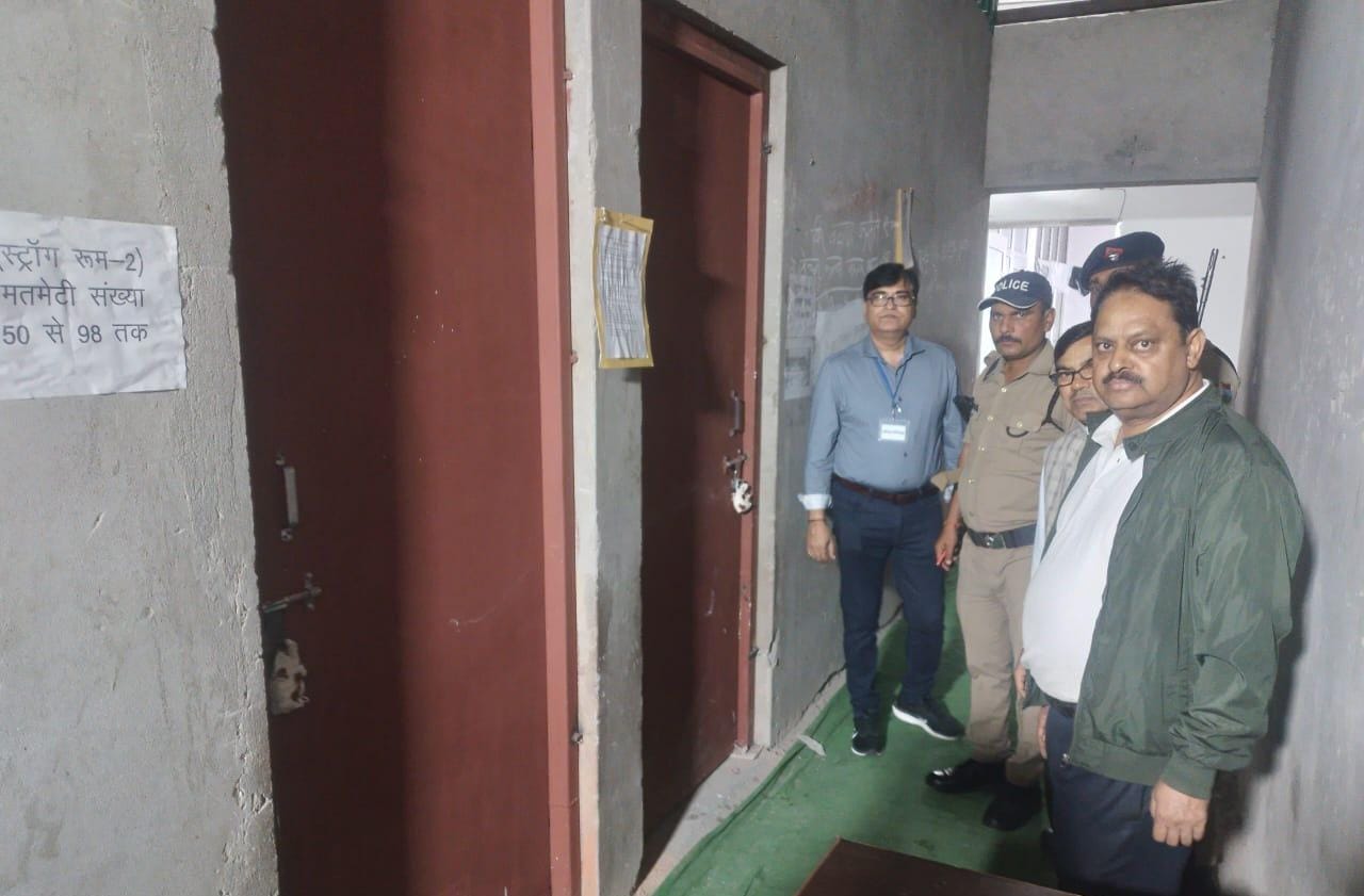 पोलिंग पार्टियों ने स्ट्रांग रूम में मतपेटियां जमा करवाते अधिकारी पोलिंग पार्टियों ने स्ट्रांग रूम में मतपेटियां जमा करवाते अधिकारी