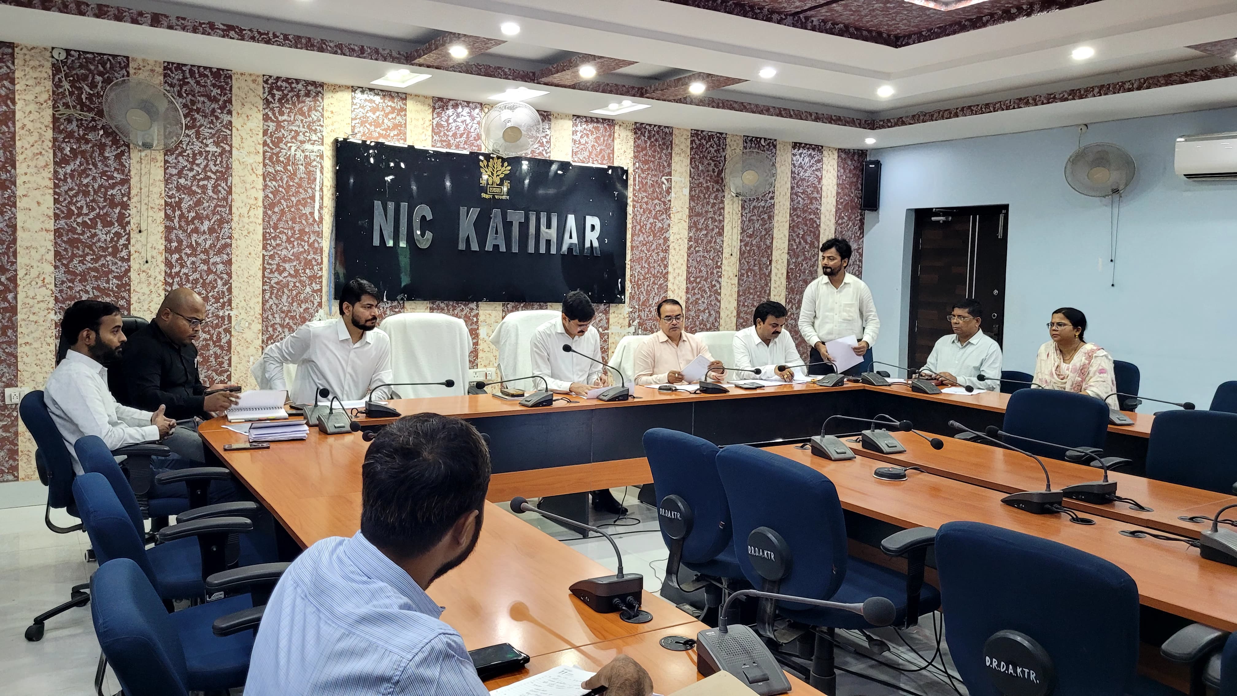 बैठक करते हुए अधिकारी बैठक करते हुए अधिकारी