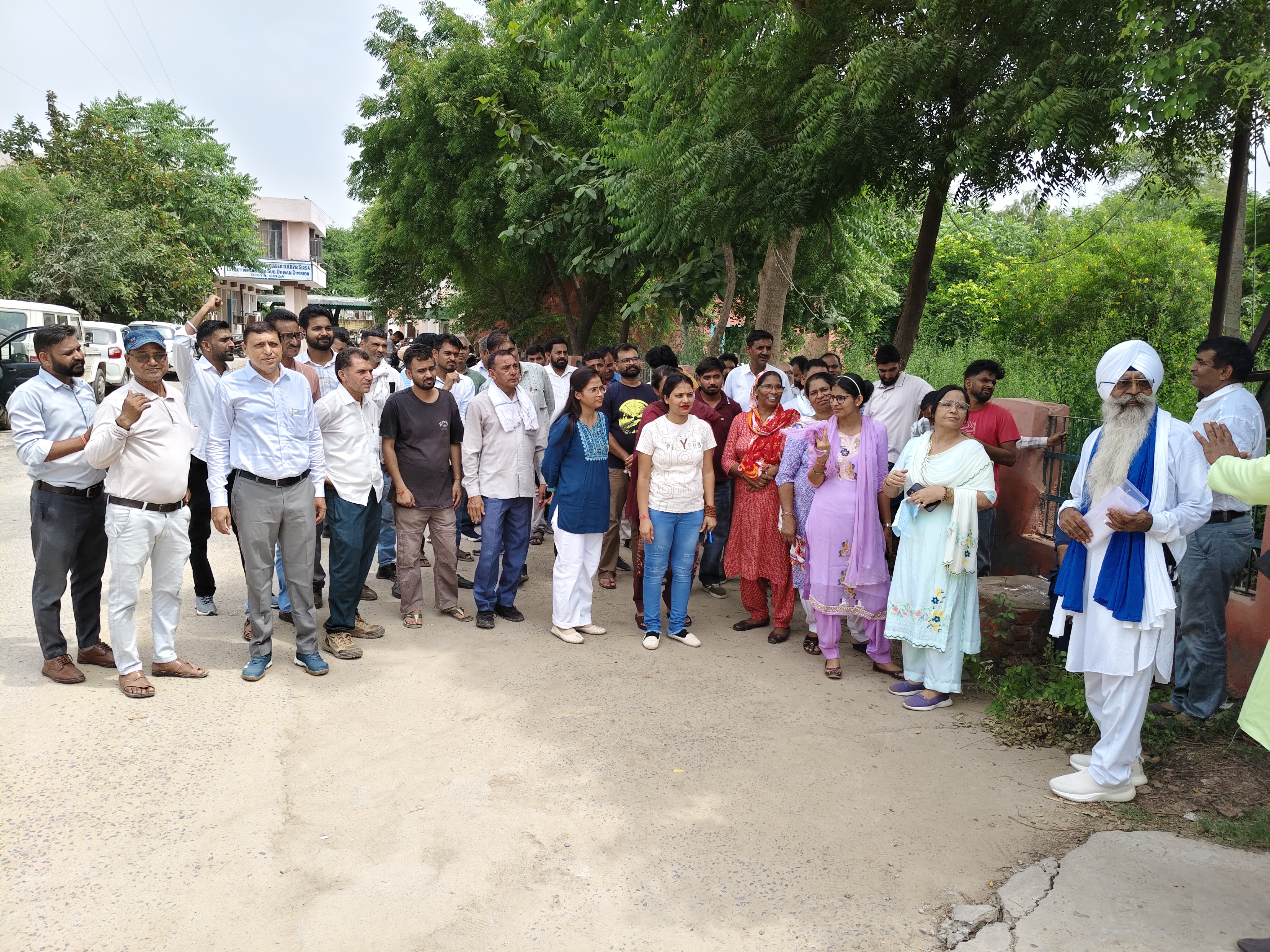 ऑनलाइन ट्रांसफर पॉलिसी के विरोध में सरकार के खिलाफ रोष जाहिर करते कर्मचारी।