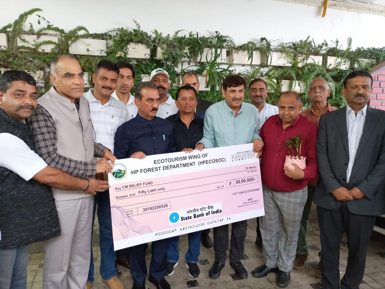 इको टूरिज्म सोसाइटी के सदस्य मुख्यमंत्री को चेक भेंट करते हुए। इको टूरिज्म सोसाइटी के सदस्य मुख्यमंत्री को चेक भेंट करते हुए।