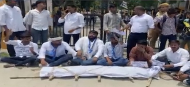 छात्र संघ चुनाव की मांग पर एनएसयूआई ने लोकतंत्र की अर्थी निकाल कर जताया विरोध