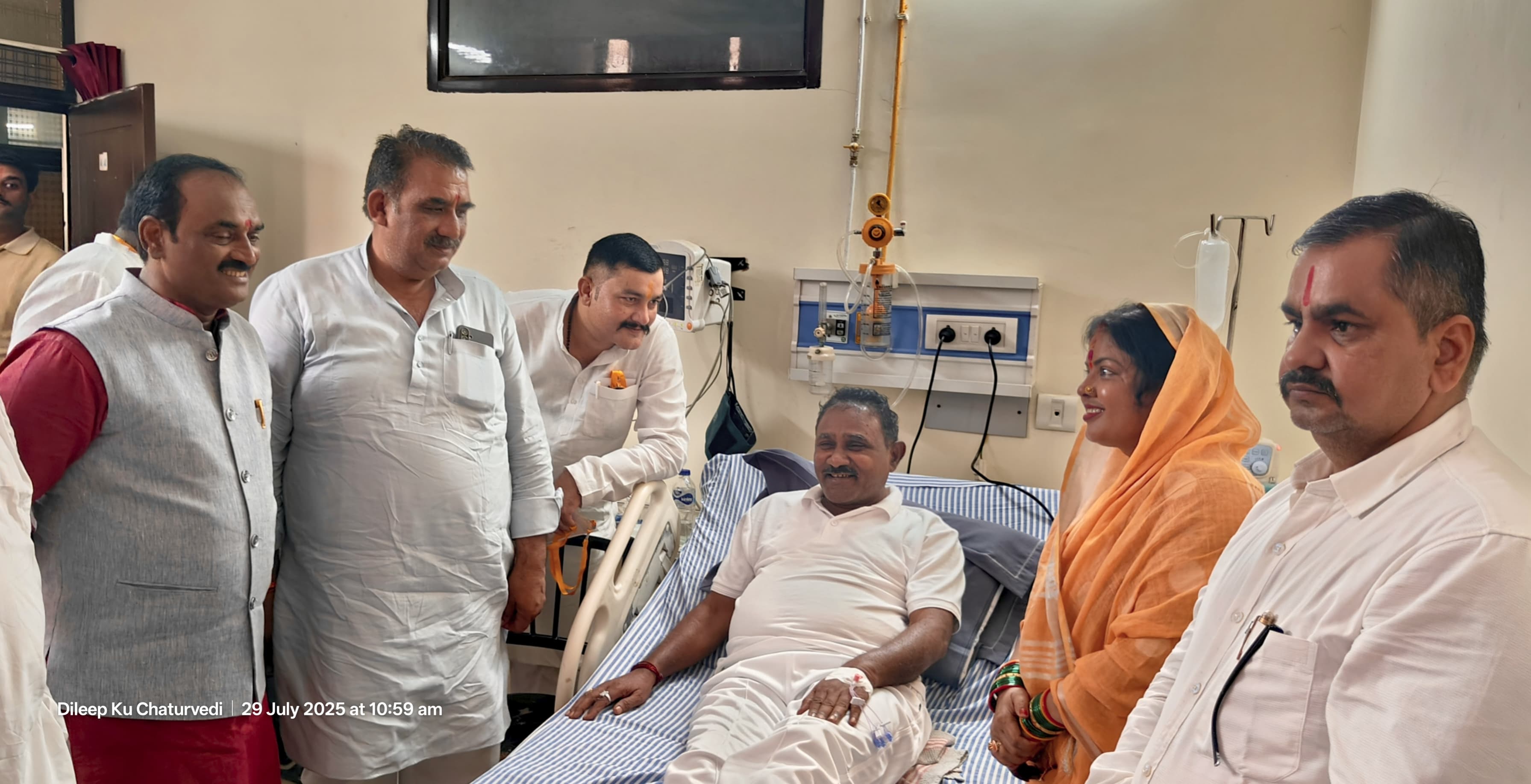 अस्पताल में भर्ती विधायक राजमणि कोल की हालचाल लेने पहुंचे भाजपा प्रयागराज के तीनों जिलाध्यक्ष अस्पताल में भर्ती विधायक राजमणि कोल की हालचाल लेने पहुंचे भाजपा प्रयागराज के तीनों जिलाध्यक्ष