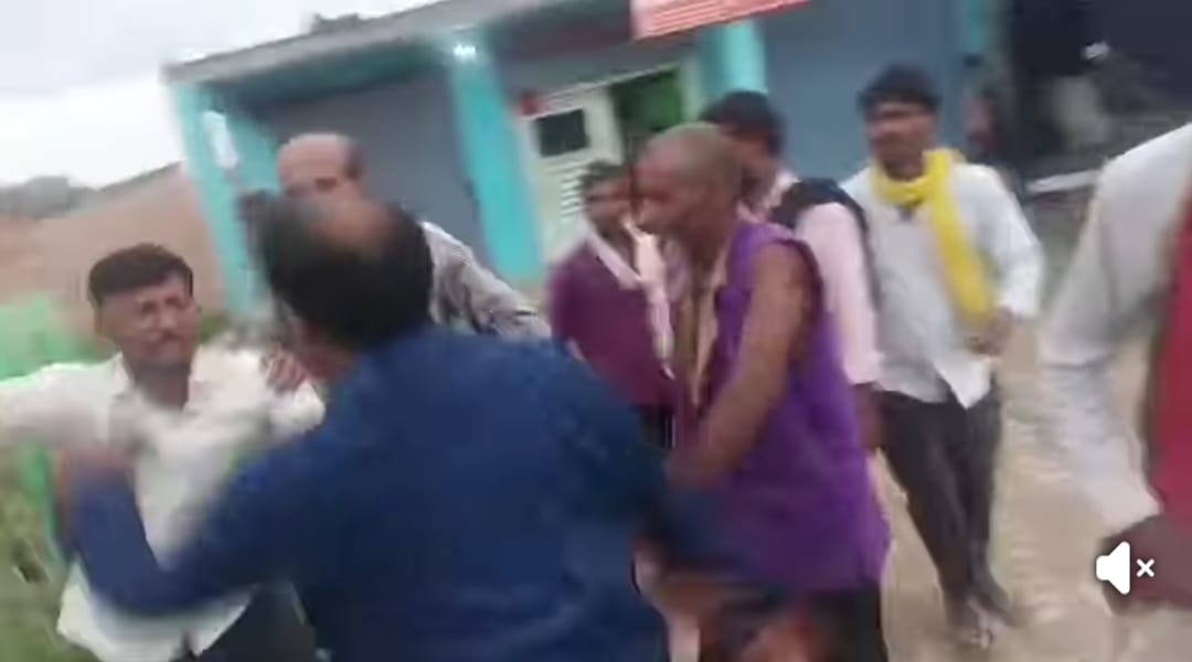 ग्राम पंचायत की मीटिंग में बवालरू पंचायत सदस्य पर हमला ग्राम पंचायत की मीटिंग में बवालरू पंचायत सदस्य पर हमला