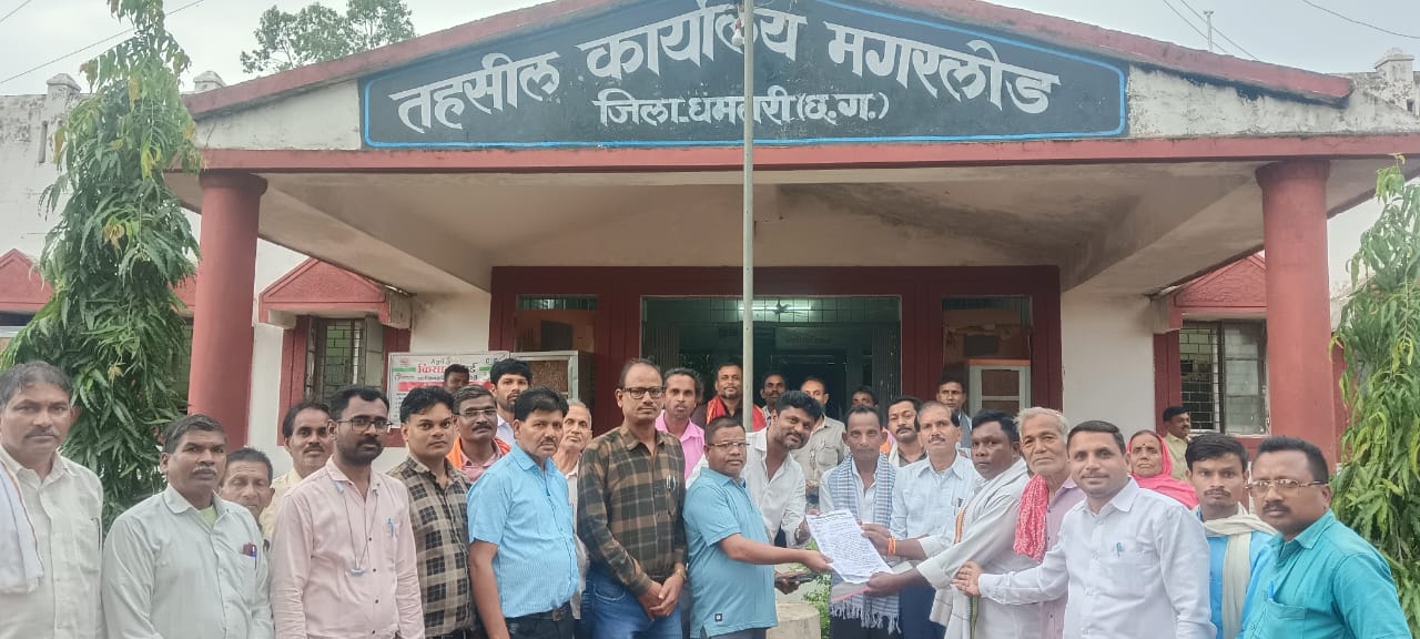 शराब दुकान को स्थांतरित करने पर विरोध में ज्ञापन सौंपते हुए भैसमुण्डी के ग्रामीण।