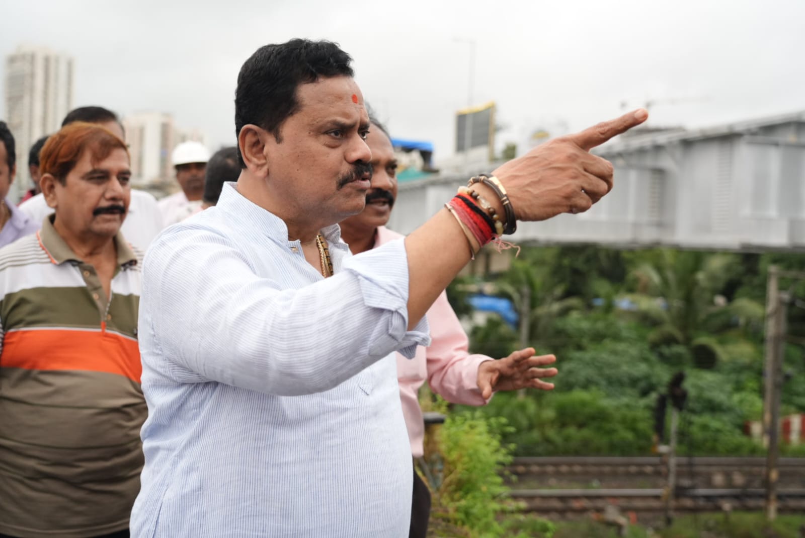 Thane station work halted due to percentage Thane station work halted due to percentage